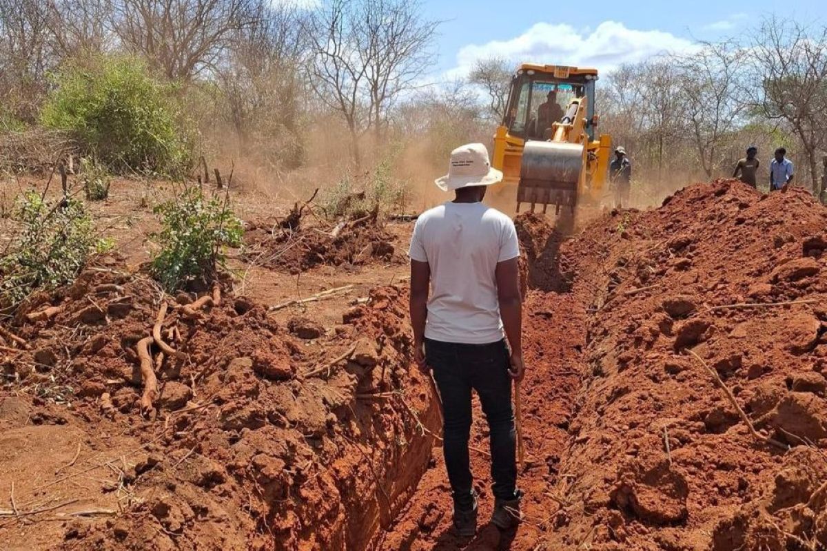 Thiong'o Gachie working his land in Kitui, Kenya.jpg